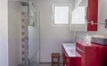 Aménagement salle d'eau SDE avec douche italienne création menuiserie PVC pose d'un lavabo double vasque dans ancienne réserve à Crozon (29160)