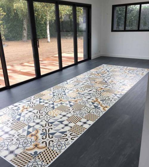 maison avec une mosaïque et un parquet gris tendance