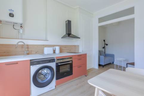 Travaux de rénovation energétique pour un appartement destiné à la location : nouvelle cuisine équipée et revêtement de sol en PVC flottant