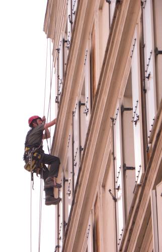 Vérification de façade par un cordiste