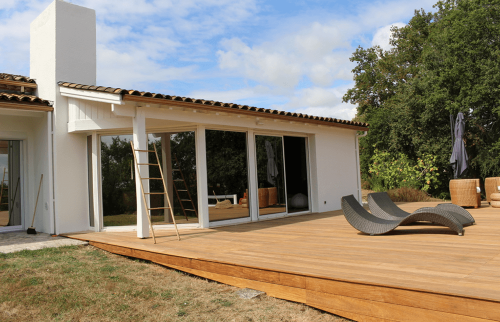 Création d’une terrasse en bois avec piscine