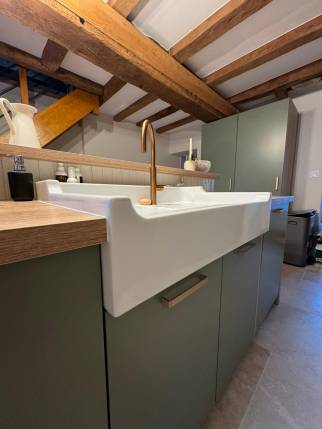 Evier design sur l'îlot central de cuisine rénovée - Cholet 49300