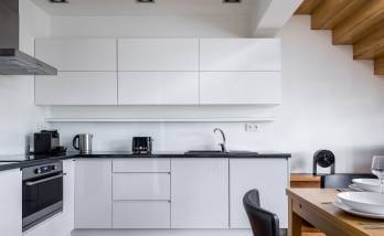 La création de la cuisine sous l'escalier