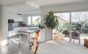 maison avec des murs blanc et un carrelage moderne