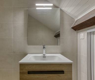 Le lavabo et miroir