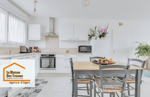 Une cuisine pratique et design, parfaitement intégrée au séjour rénové.