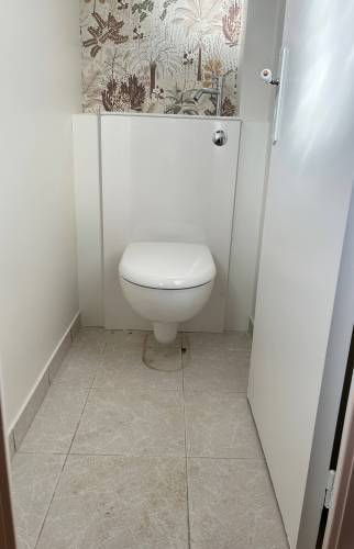 Toilette modernisée après rénovation