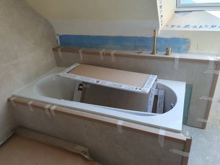 Travaux de rénovation salle de bain Bruz – installation de la nouvelle baignoire (étape 2)