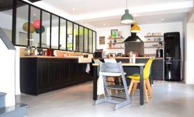 Rénovation complète d'une cuisine ouverte sur la salle à manger à Nantes (44) - Loire Atlantique