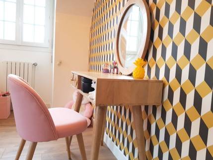 Reprise déco d’une chambre avec papier peint graphique à Le Creusot