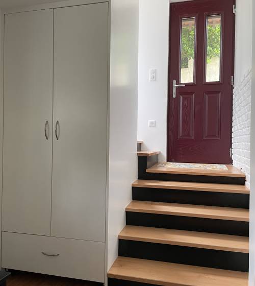 Penderie du grand meuble au départ de l'escalier (Essonne 91)