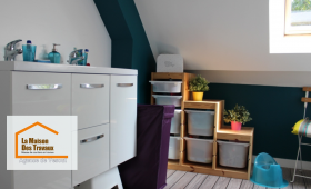 Salle de bain moderne sous combles à Saint-Loup-sur-Semouse - Rénovation lumineuse avec mobilier blanc laqué et touches de vert pour une ambiance fraîche et fonctionnelle.