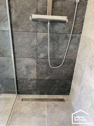 Pose de faience Porcelanosa sur tous les murs de la salle de bain