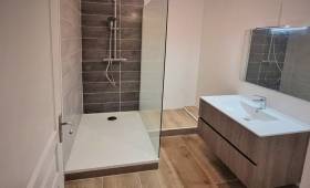 Salle de bain rénovée avec douche à l'italienne