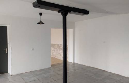 Intérieur d'un séjour à rénover dans une vieille maison