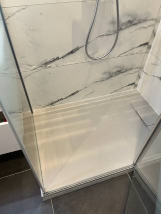 Création d'une salle d'eau avec douche et faïence imitation marbre - Nantes 44