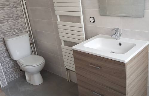 Détail meuble vasque suspendu - maçon 73, plaquiste 73, carreleur 73, plombier 73, électricien 73, peintre 73, menuisier 73