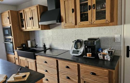 Rénovation d’une cuisine chaleureuse style atelier – Châtel