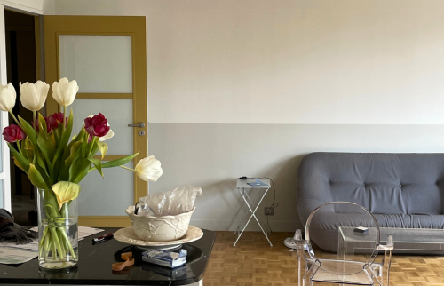 Rénovation pièce de vie avec un parquet remis à neuf et nouvelles peintures sur les murs et les portes