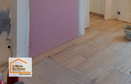 Pose de revêtement de sol effet bois à Fumel : préparation du support et ajustement précis pour un rendu esthétique et durable.