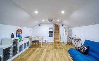 Salle de jeux, salle télé ou chambre d'amis, au choix ! 