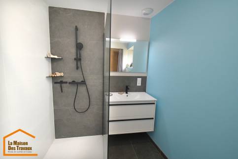 pose salle de bains maison en pisé
