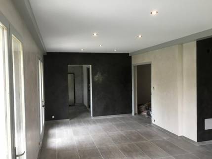 Pose d'une toile tendue aux murs et aux plafonds 