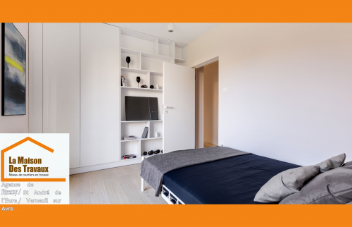 Une chambre fraîchement repeinte, sobre et élégante, prête à accueillir un petit-enfant à Saint-André-de-l’Eure.