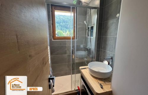 Aménagement intérieur fonctionnel, mobilier sur-mesure en bois, modernisation salle de bains