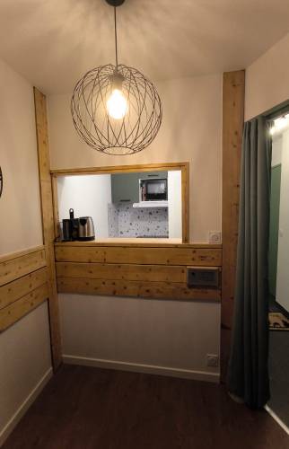 avoriaz-74110-renovation-appartement-sejour-passe-plat-ouverture-cuisine-boiseries