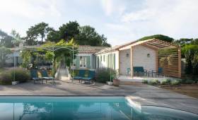 Vue d'ensemble de l'extension et de la pergola Ile de Ré - Yvelines