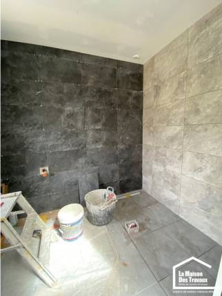 Pose de faience grise dans douche à l'italienne à ARZON 56640