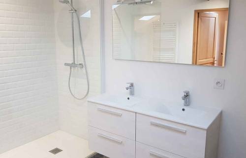 Meuble double vasque salle de bains dans les combles près de Saintes