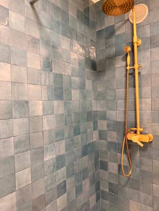 détails colonne de douche 