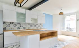 Rénovation d'une cuisine avec ilot central et azulejos