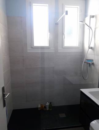 Grande douche à receveur plat gris anthracite