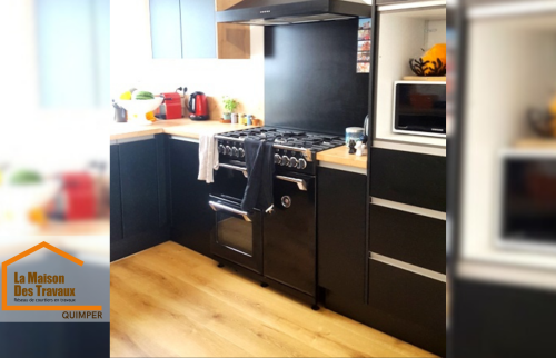 Cuisine sur mesure rénovée à Quimper : rangements fonctionnels, hotte design et finitions soignées, réalisés par des artisans sélectionnés.