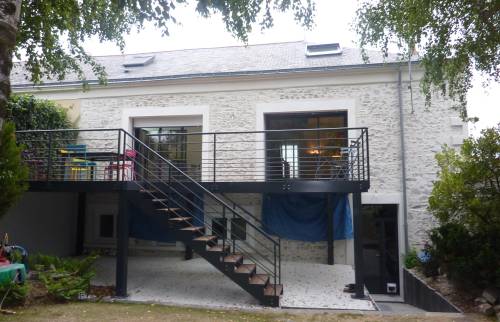 Construction de terrasse bois compositesur pilotis avec escalier métal et bois - Pontoise - 95500 -