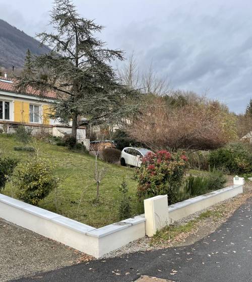 La murette délimite parfaitement le terrain de notre client