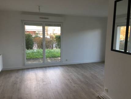 Rénovation du revêtement de sol avec pose d'un sol souple imitation parquet - Lille 59