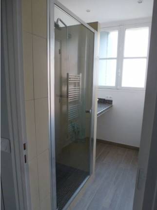 Salle de bain aménagée dans un appartement rénové - Montauban 82