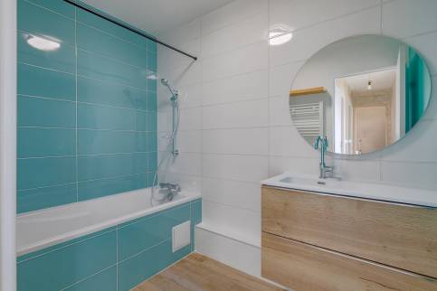 Salle de bains rénovée à Limonest ( 69760) : alliance réussie du bleu lagon et du bois