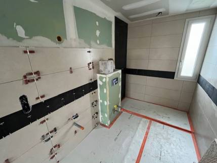 Travaux de revêtement mural dans une salle de bain créée - Nantes 44