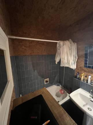 Salle de bain à rénover 83530