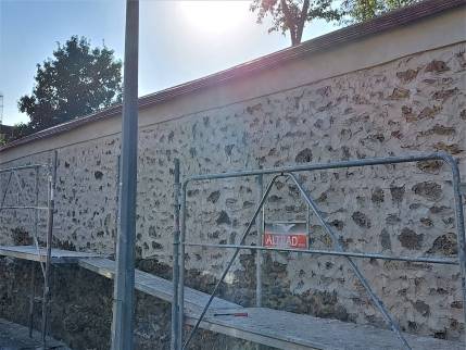 Travaux de rénovation d'un mur en maçonnerie en cours - Solers 77111