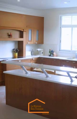 Cuisine en U avec meubles en bois massif et plan de travail blanc - rénovation à Bonneville (Haute-Savoie)