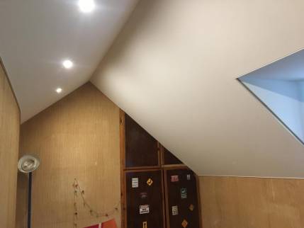 Pose d'une toile tendue aux murs et aux plafonds 