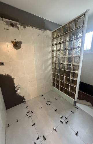 Rénovation d’une maison près de Couëron : rafraîchir les murs et moderniser la salle de bain entre deux locations en travaux