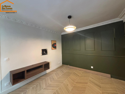 Salon avec cimaises et mur vert, rénovation Paris 17e