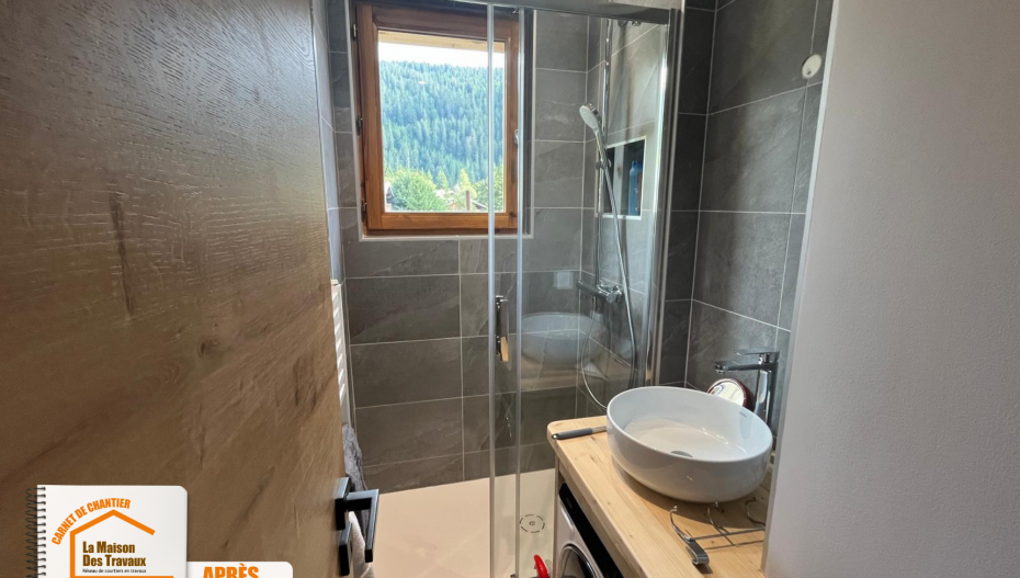 Aménagement intérieur fonctionnel, mobilier sur-mesure en bois, modernisation salle de bains